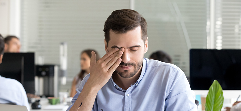 Сухость глаз при ношении контактных линз — чем она опасна?